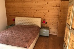Boaserie con porta filomuro in abete